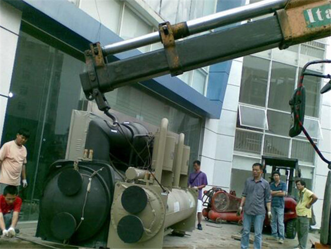 蠡县随车吊和汽车吊的核心区别是什么？哪种更省钱？